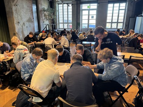 Jaagup Kirme Tallinnas Kultuurikatlas „Õpi Tartus“ kõrghariduspäeval noortele matemaatikahuvilistele töötuba „Meetrilistest ruumidest maalähedaselt“ läbi viimas. 